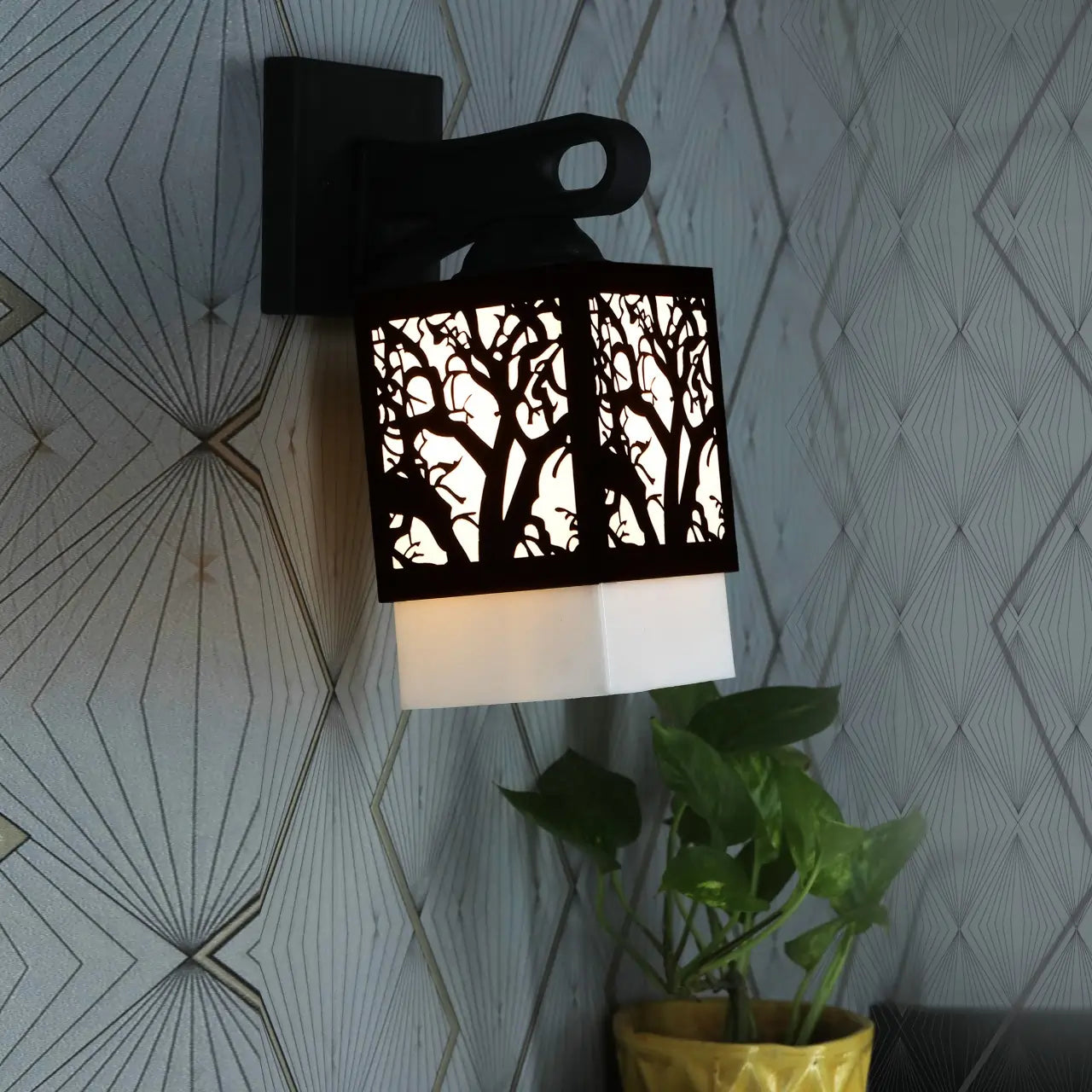 Single Box Wall Lamp with Floral Pattern for Cozy Spaces